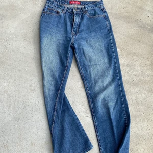 Raka jeans - Jeans i bra skick! Innerbensläng: 71 cm. Möts på söder annars står köparen för frakt på 62kr ❤️