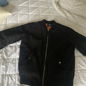 Svart bomber jacka  - Svart bomber jacka, nästan aldrig använd. Storlek S