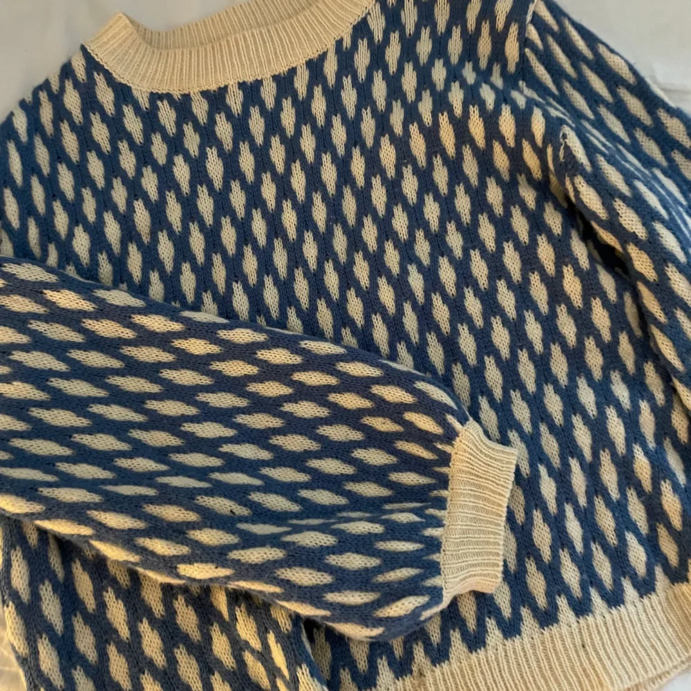 Supersöt stickad tröja som tyvärr inte används längre. Storlek M men sitter bra på mig som har s. Färgen är mer baby blå och beige i verkligheten! Kan mötas upp i storlek eller skicka mot fraktkostnad☺️. Stickat.