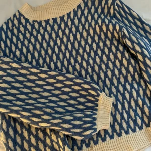 Fin stickad tröja! - Supersöt stickad tröja som tyvärr inte används längre. Storlek M men sitter bra på mig som har s. Färgen är mer baby blå och beige i verkligheten! Kan mötas upp i storlek eller skicka mot fraktkostnad☺️