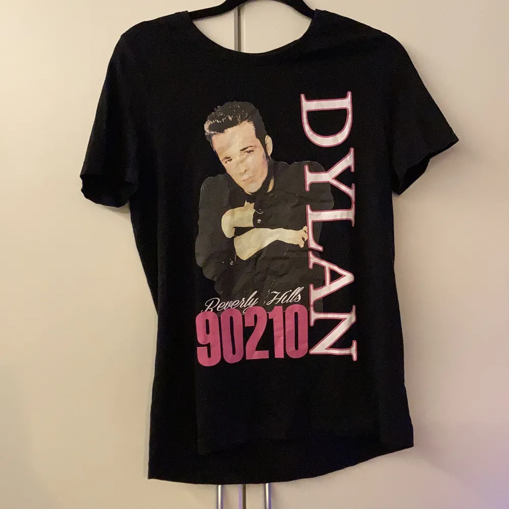 En T-Shirt med bild på Dylan från serien Beverly Hills 90210. Väldigt mjukt material och använd bara ett fåtal gånger💕. T-shirts.