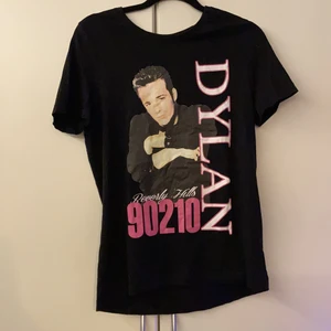 T-shirt - En T-Shirt med bild på Dylan från serien Beverly Hills 90210. Väldigt mjukt material och använd bara ett fåtal gånger💕