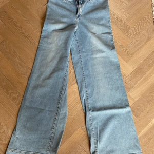 Jeans Carin Wester  - Oanvända jeans från Carin wester. Ljusblå utsvängda och hög midja. Stretch. Pris inkl frakt 