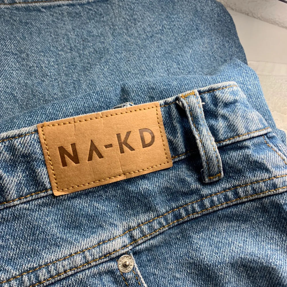 Säljer mina jeans ifrån NA-KD för att dom tyvär är för stora på mig. Aldrig använda, lappen är dock inte kvar för jag trodde jag skulle använda dom ändå sen. Köptes för 579 säljer för 350💞. Jeans & Byxor.