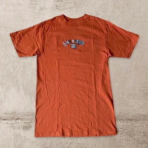 Vintage Billabong T-shirt - En snygg orange Billabong T-shirt. Säljer då den tyvärr är en aning för liten för mig. I fint skick!