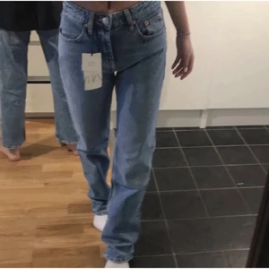 Rise straight mid jeans  - jag säljer mina zara mid jeans, strl 38, passar även 36