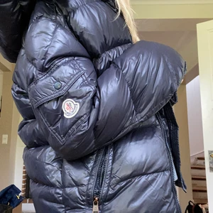 Svart/marinblå Moncler jacka S - ‼️BUDA I KOMMENTARERNA‼️ Säljer nu min superfina och varma monclerjacka i storlek s. Skulle säga att den absolut passar storlekar under och över baserat på hur man vill att den ska sitta. Den är svart/marinblå i färgen och perfekt nu till vintern. Är lite osäker men tror att nypris är cirka omkring 7000kr. Den är använd och köpt förra vintern, men är i  superbra skick och nästan inga synliga defekter förutom lite rost på knappar. BUD PÅ 4500kr😊