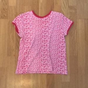 Cool t-shirt - Säljer en ascool t-shirt med text på! Står 158,164 men passar mer som en S/M! Köparen betalar frakt 