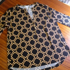 Mönster tröja - V ringad tröja. Knappa stort grafiskt mönster. 15 kr. Bra skick storlek m. Samfraktar vid köp av flera varor för 66 kr📦💕