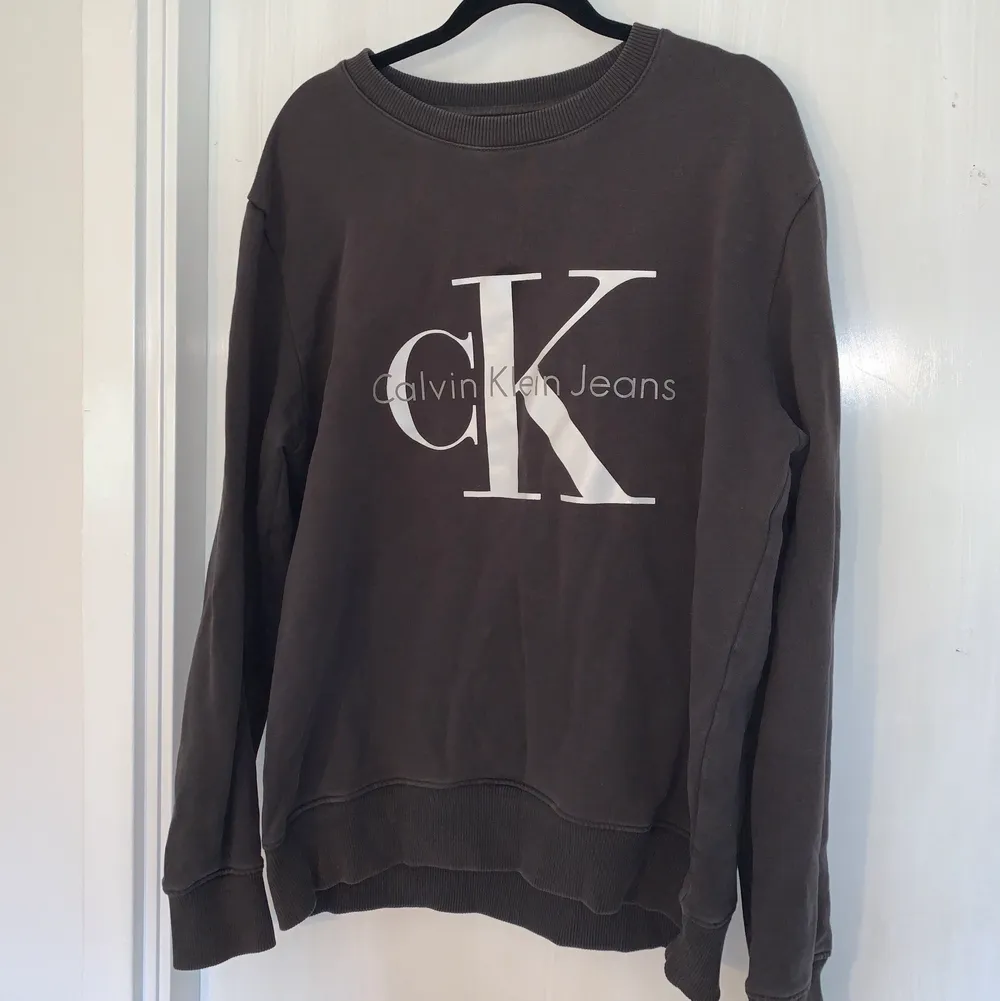 Mörkbrun/grå Calvin Klein sweatshirt i bra skick. Storlek L. Köparen står för frakt💕. Hoodies.