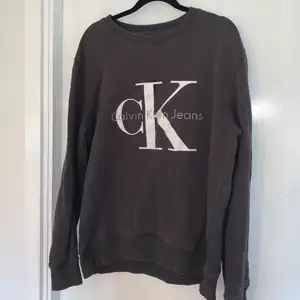 Mörkbrun/grå Calvin Klein sweatshirt i bra skick. Storlek L. Köparen står för frakt💕
