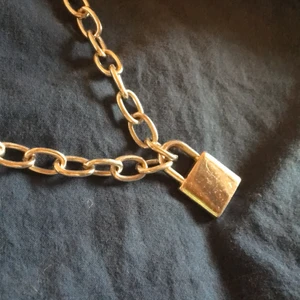 Kedja med hänglås! - Detta är en silvrig kedja med ett hänglås på! Köpt från H&M, säljer pga att den ej kommer till användning längre💖 frakt kostar 15kr