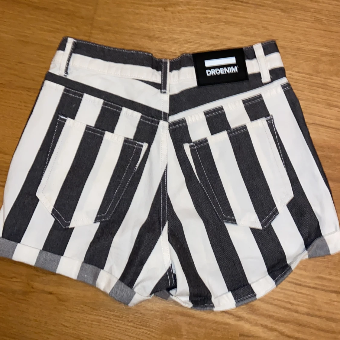 Jeanshorts i randigt från dr. Denim! - 91