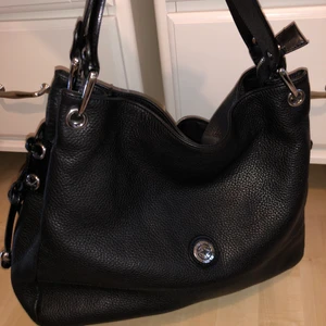 Tergan bag - En tergan bag som har måtten 40cm i bredd ➡️, och 32cm i höjd ⬆️. Det är en jätte fin stor väska som får plats med allting och är av läder! Den han en ficka med dragkedja på baksidan (bild 2) och även 2 fickor med dragkedja inne (bild 3), den har två fickor inne utan dragkedja!!💕 Den är använd några gånger men har absolut inga fläckar! Den ser helt ny ut. ❤️❤️