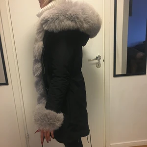 Prarka jacka STL S/M - Själen min parka jacka pågrund av att den inte är till användning nå mer. Den är i bra skick, bara att puffarna i armarna är lite slitna. 
