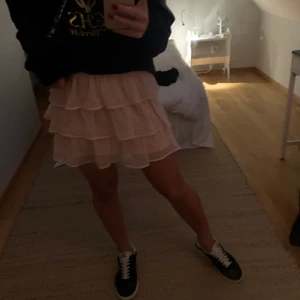 Kjol - Jätte söt volangkjol i en såå fin färg💓💓💞💞