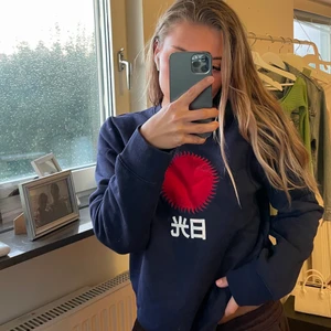 Tjocktröja  - Marinblå tjock tröja ifrån H&M i storlek XS, inga defekter. Frakt tillkommer, skicka ett meddelande för frågor eller vid intresse 🤎