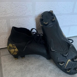 Nike Mercurial Superfly Fotbollskor - FG fotbollskor från Nike använda två gånger. Nypris ca 1900kr. Skon används av spelare som Cristiano Ronaldo, Neymar, Kylian Mbappé och Eden Hazard Full Flyknit-överdel i en del, som gör skon extremt flexibel och perfekt grepp på bollen vid höga farter Överdelen är behandlad med NikeSkin, vilket betyder att det tunna lagret av PU-film binds samman med ett performance mesh, och därmed skapar en tätare passform. All Conditions Control ger bra grepp på bollen i alla väderförhållanden. 