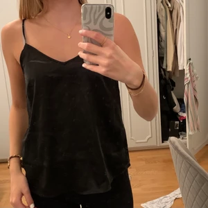 Silkestopp  - Svart topp i silke från vero Moda storlek s 