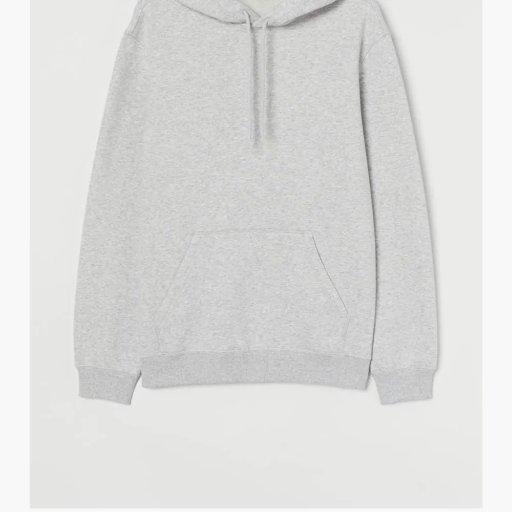 Säljer min gråa hoodie från H&M🤍 Den är lite mörkare än bilden🤍 Köpte för 149kr säljer för 50kr+frakt🤍 Stolek S passar xs-s🤍. Hoodies.