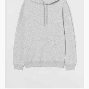 Säljer min gråa hoodie från H&M🤍 Den är lite mörkare än bilden🤍 Köpte för 149kr säljer för 50kr+frakt🤍 Stolek S passar xs-s🤍