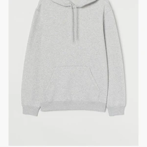 Grå hoodie från Hm - Säljer min gråa hoodie från H&M🤍 Den är lite mörkare än bilden🤍 Köpte för 149kr säljer för 50kr+frakt🤍 Stolek S passar xs-s🤍