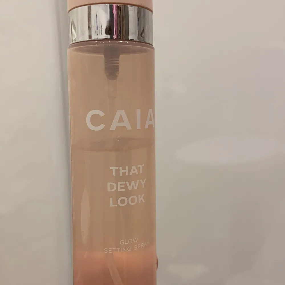 Settingspray från Caia ”that dewy look” glow setting spray. Mer än halva kvar. (Säljer kläderna på min sida billigt i samband med flytt). Eventuell frakt står köparen för. . Övrigt.