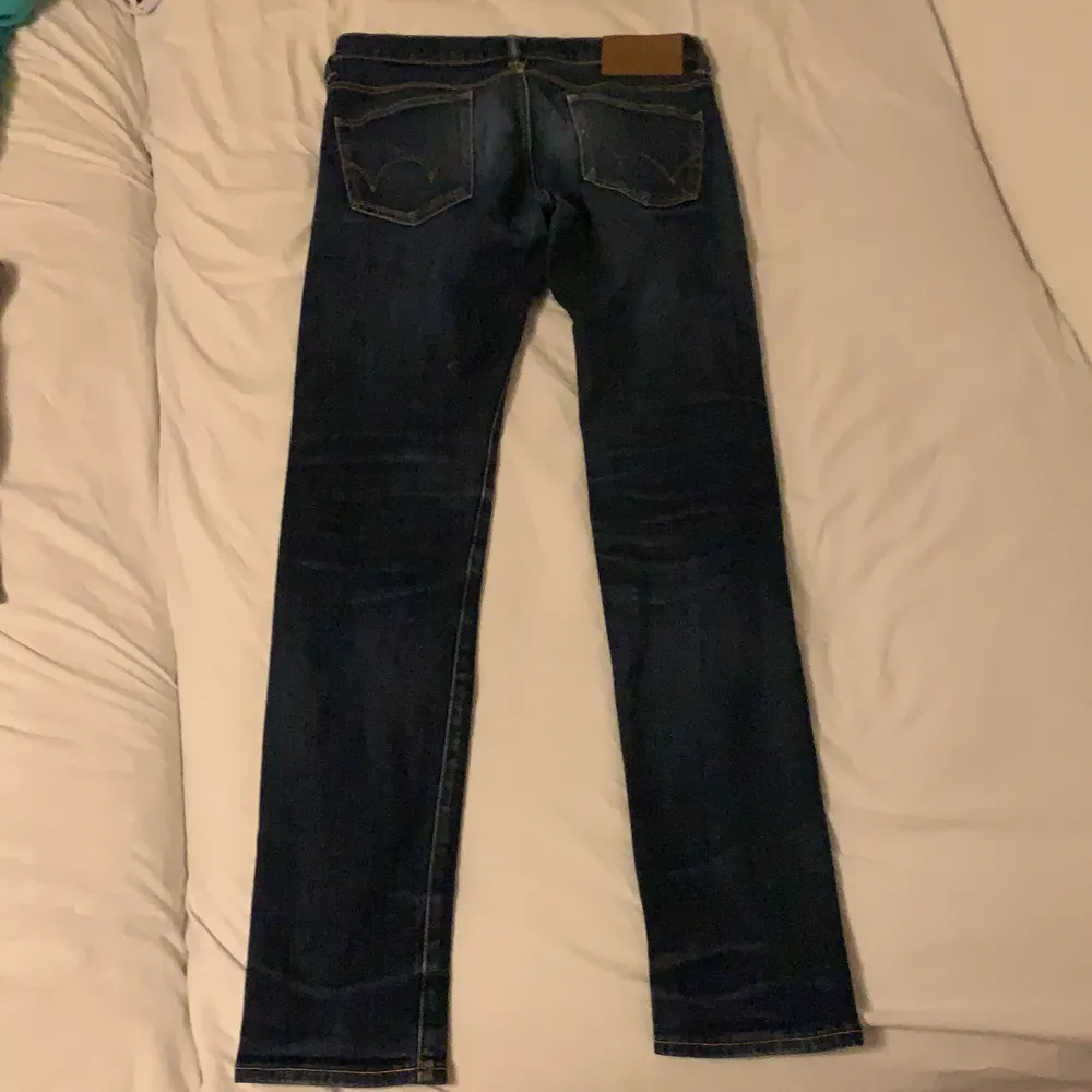 Mörkblå Edwin (japansk märke) jeans, bra skick. Storlek 28x32. Nypris 1000 kr . Jeans & Byxor.