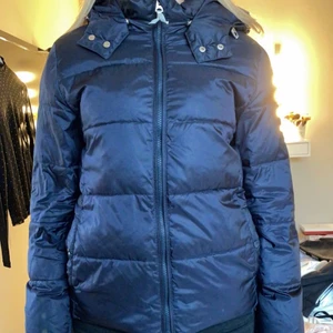 Dunjacka från gant - Blå dunjacka från gant, i storlek 158/164 men passar en XS. 1000kr inkl frakt🤩 sparsamt använd. 