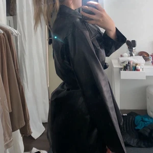 Skinnjacka - Overaized längre ”skinn” jacka/ kavaj från shein med bälte fickor och knappar. Helt oanvänd skriv för fler bilder!!!          Passar alla från s- L beroende på hur oversized man vill ha den🌟