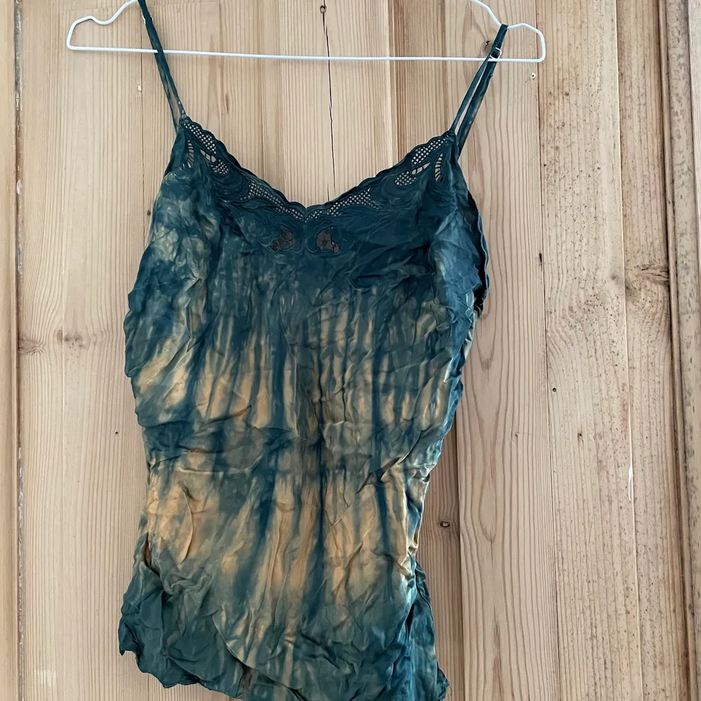 Cool tie dye too from &Other Stories with adjustable straps. Lightly worn🤍. Toppar.