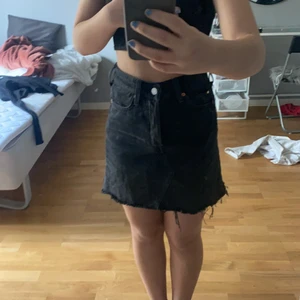 Kjol  - Säljer den här jeans kjolen som jag köpte i somras! Har använt den runt 3 ggr! Nyskick 