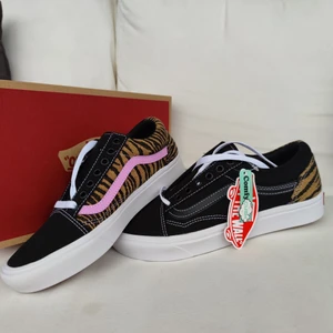 Vans Oldskool Comfycush storlek 40 - Helt nya Vans Oldskool Comfycush i färgen Le tigre Black/Orchid. Otroligt sköna i sulan, mycket bättre än vanliga Vans. Men tyvärr en storlek för små för mig. De är därför endast provade en gång och legat i lådan sedan dess.  Storlek 40, US women 9, US men 7.5, 25,5 cm. Nypris på 979 kr
