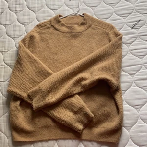 Stickad bege tröja - Säljer då jag aldrig använder längre. Bra skick
