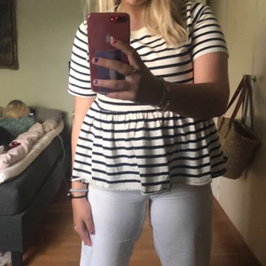 Randig tröja med volang  - Säljer denna as snygga randiga tröjan med volang för använder inte och bara gjort en gång den är köpt för en månad sen, nypris 359 och säljer för 159 