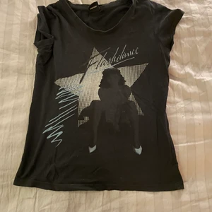 Vintage t-shirt  - Säljer en vintage t-shirt! Verkligen så fin och passar så snyggt till ett par lågmidjade byxor. Är i toppen skick!! säljer pga att jag inte använder den så mycket längre.