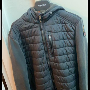 Parajumpers Jacka  - Parajumeers FLEECE jacka till salu storlek M den är i nyskick det finns bara en liten fläck där bak vill sälja den för att den är liten på mig.finns i Malmö.