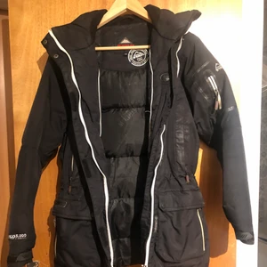 McKinley vinterjacka  - En svart vinterjacka från McKinley i storlek 34. Pälskrage, ej äkta päls. Använd, men i gott skick. 