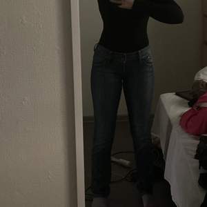 Säljer dessa överfina darkwash lågmidjade low waist jeans. Väldigt y2k vibes :) de är i storlek 26/32