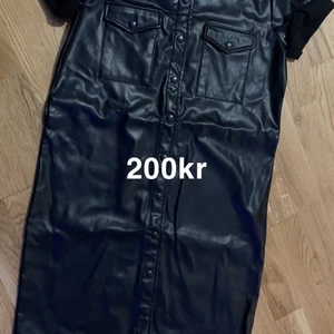 Läder klänning  - Klänning i läder från Gina. Använd 1 gång. Skärp medföljer!! Nypris 799kr 