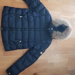 Monclair strl M - Dax att göra av med jackan pga att jag har gått upp i vikt o den är för liten för mig jag har haft den i 2år. Sparsamt använd .
