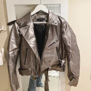 Silvrig bikerjacka - ASCOOL silvrig bikerjacka från zara. Livar upp vilken outfit som helst! Skriv för fler bilder. Bjuder på frakten!