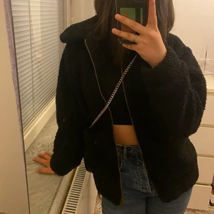 Jacka - Svart jacka ifrån New yorker. Använd några ggr men i bra skick! Säljer pga att den inte kommit till användning. Köparen står för frakt. Priset kan diskuteras. Strlk XS passar även S!