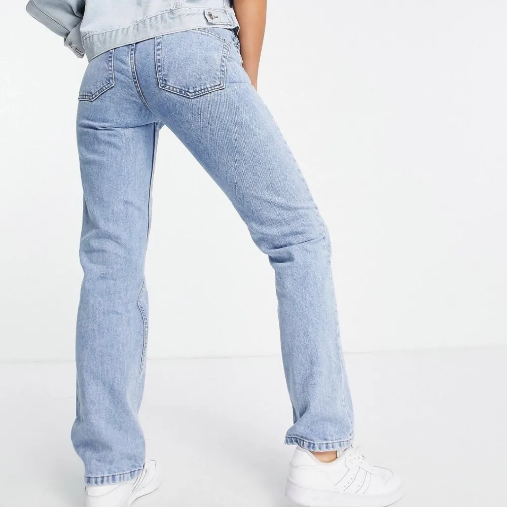 Säljer dessa snygga och oanvända jeans, supercoola och trendiga!!✨ passade inte min stil så därför säljer jag dem, 50kr frakt tillkommer! . Jeans & Byxor.