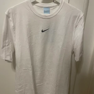 Nike NOCTA T-shirt - Hejsan dags & sälja denna tisha till någon som får användning av den. Priset är inte satt i sten men tänker mig kring retail. Deadstock med tags kvar. Vann den på sneakersnstuff. Hör gärna av er 🙏