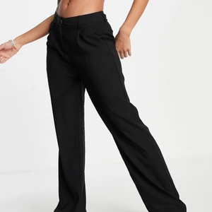 Svarta kostymbyxor  - Snygga svarta kostymbyxor i avslappnat form. Storlek 42 men passar mig som är 40 då de var listade som stor i storleken, bara använd några gånger❤️ köparen står för frakten på 48kr