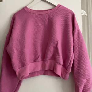 croppad rosa sweatshirt ifrån bikbok🌸