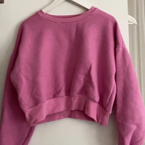 Croppad hoodie - croppad rosa sweatshirt ifrån bikbok🌸