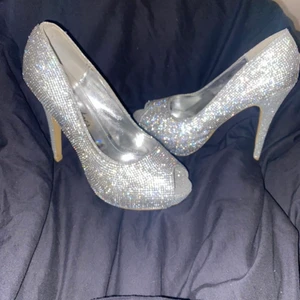 Klackskor - Glittriga klackar aldrig använt dem bara testat, väldigt bekväma och väldigt bra skick. 