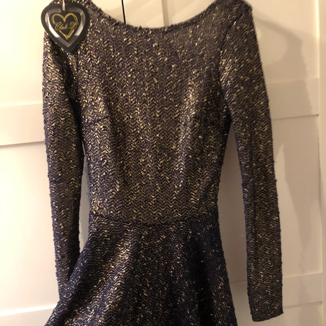 Snygg klänning djup urringning i ryggen - 90